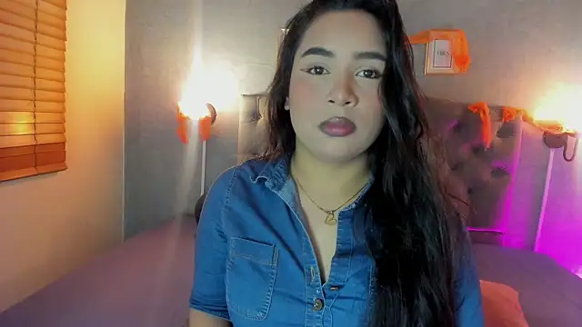 Snapshot of GiannaSlimJB chatting on October 7, 2025, 3:18 am GiannaSlimJB online show from October 7, 2025, 3:18 am