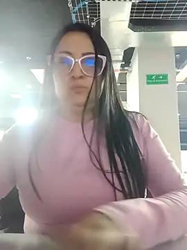 Snapshot of Romina693 chatting on October 6, 2025, 6:47 am Romina693 online show from October 6, 2025, 6:47 am