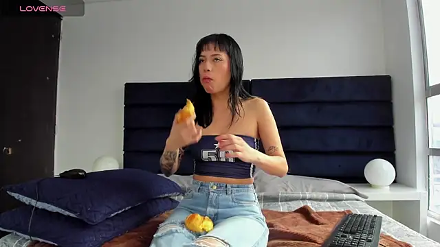 CHARLOTTE KNOX online show from September 27, 2025, 1:28 pm