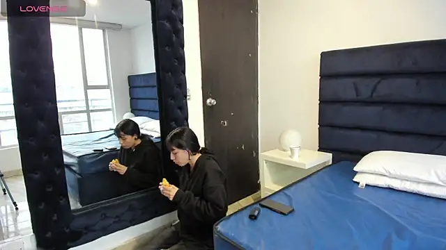 CHARLOTTE KNOX online show from October 29, 2025, 11:53 am