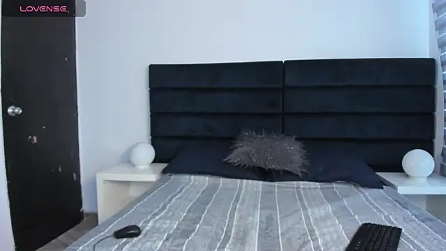 CHARLOTTE KNOX online show from October 3, 2025, 12:06 pm