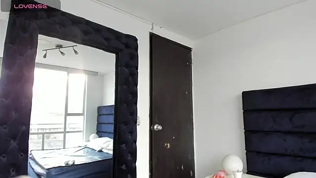 CHARLOTTE KNOX online show from October 31, 2025, 11:40 am