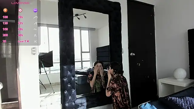 CHARLOTTE KNOX online show from October 22, 2025, 12:15 pm