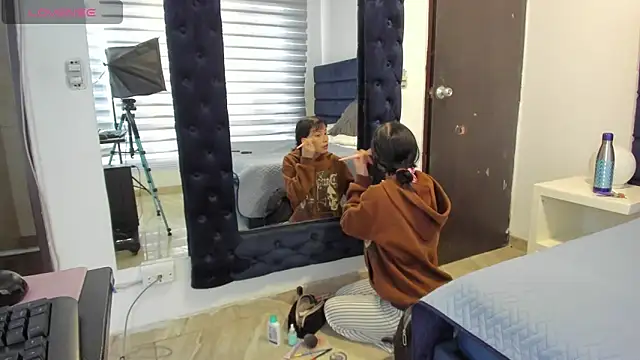 CHARLOTTE KNOX online show from October 11, 2025, 12:06 pm