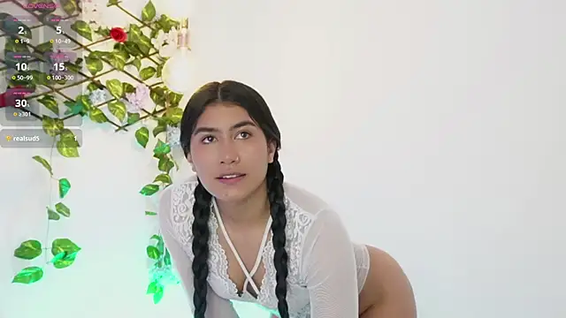 saraBow online show from September 24, 2025, 5:52 pm