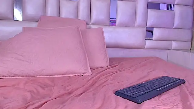 Snapshot of emmacurvy chatting on October 15, 2025, 3:05 am emmacurvy online show from October 15, 2025, 3:05 am