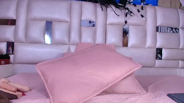 Snapshot of emmacurvy chatting on October 26, 2025, 3:07 am emmacurvy online show from October 26, 2025, 3:07 am