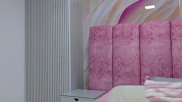 emmacurvy online show from April 12, 2026, 3:32 am