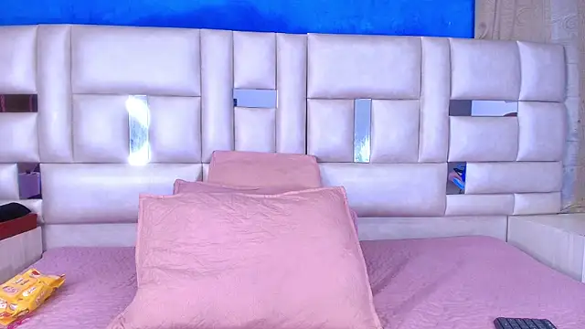 Snapshot of emmacurvy chatting on October 4, 2025, 3:08 am emmacurvy online show from October 4, 2025, 3:08 am