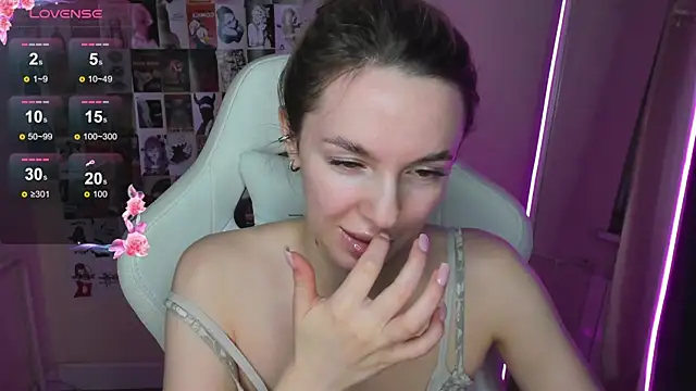 NessaDiazz online show from October 26, 2025, 11:54 am