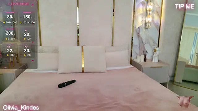 Olivia Kindes online show from October 12, 2025, 5:03 pm