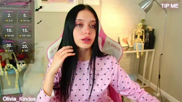 Olivia Kindes online show from October 29, 2025, 5:12 pm