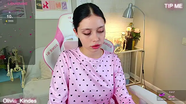 Olivia Kindes online show from October 22, 2025, 5:12 pm