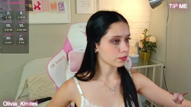 Olivia Kindes online show from October 8, 2025, 5:02 pm