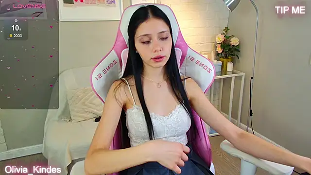 Olivia Kindes online show from October 20, 2025, 5:02 pm