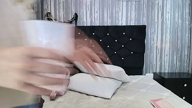 Alicee Moonn online show from November 18, 2025, 8:45 pm