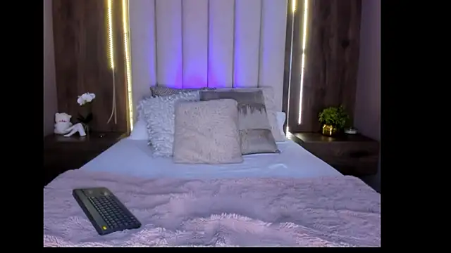 Snapshot of Mia_Roswell chatting on October 6, 2025, 4:24 am Mia Roswell online show from October 6, 2025, 4:24 am