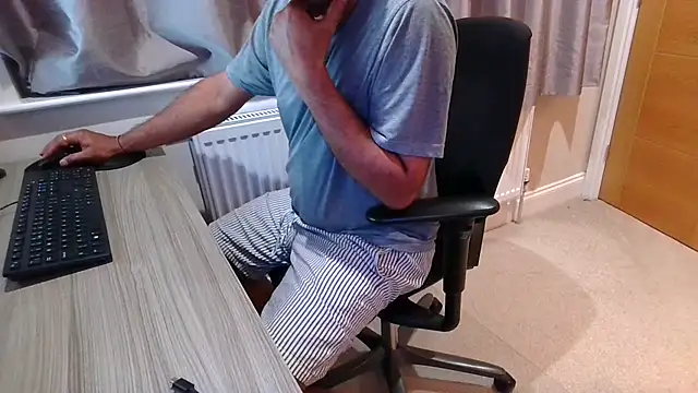 Snapshot of rogamuffin chatting on July 18, 2026, 10:18 pm rogamuffin online show from July 18, 2026, 10:18 pm