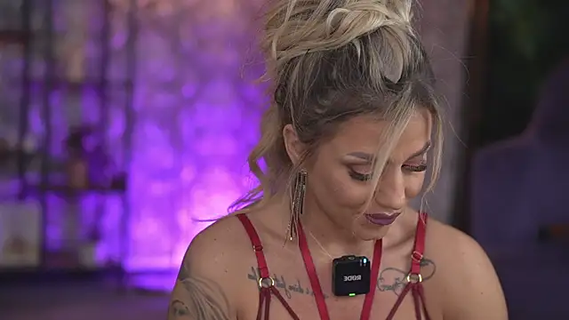 Snapshot of AlmaVelia chatting on September 19, 2025, 7:07 pm AlmaVelia online show from September 19, 2025, 7:07 pm