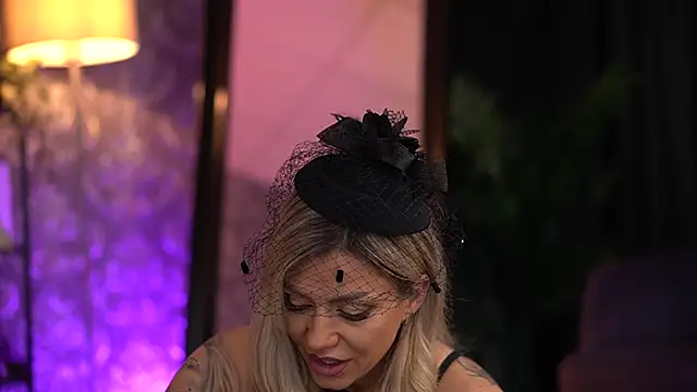 Snapshot of AlmaVelia chatting on October 24, 2025, 7:35 pm AlmaVelia online show from October 24, 2025, 7:35 pm