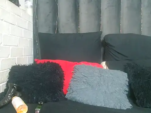 dark honeyx26 online show from April 16, 2026, 9:50 pm