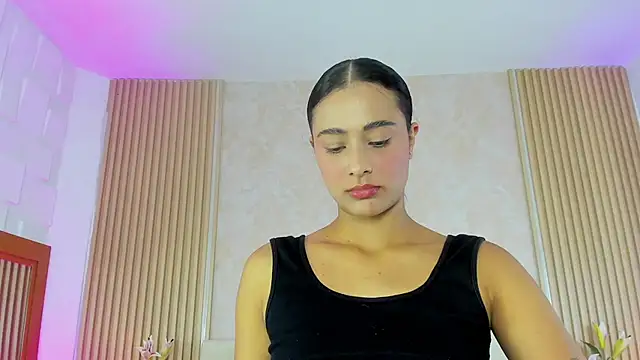 Snapshot of ZOEBARLOWE chatting on October 6, 2025, 7:03 pm ZOEBARLOWE online show from October 6, 2025, 7:03 pm