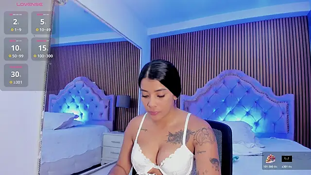 Snapshot of SelenaStonne chatting on October 17, 2025, 8:21 pm SelenaStonne online show from October 17, 2025, 8:21 pm