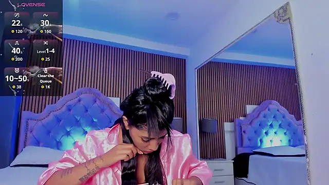 Snapshot of SelenaStonne chatting on October 1, 2025, 8:13 pm SelenaStonne online show from October 1, 2025, 8:13 pm