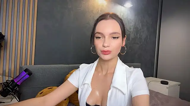 litlle angelll online show from November 4, 2025, 7:17 pm