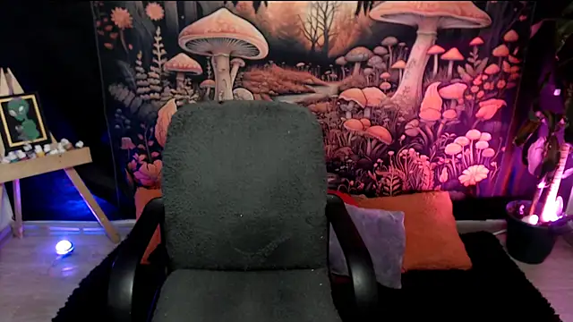 Snapshot of LunaBunny8 chatting on October 23, 2025, 1:04 am LunaBunny8 online show from October 23, 2025, 1:04 am