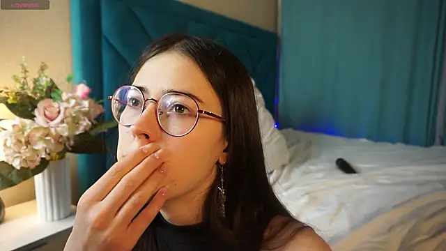 ywixos online show from December 5, 2025, 2:48 pm