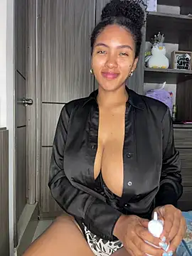 Snapshot of Mia_sweet80 chatting on October 17, 2025, 12:14 am Mia sweet80 online show from October 17, 2025, 12:14 am