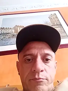 Snapshot of leon8013A chatting on November 6, 2025, 2:43 pm leon8013A online show from November 6, 2025, 2:43 pm