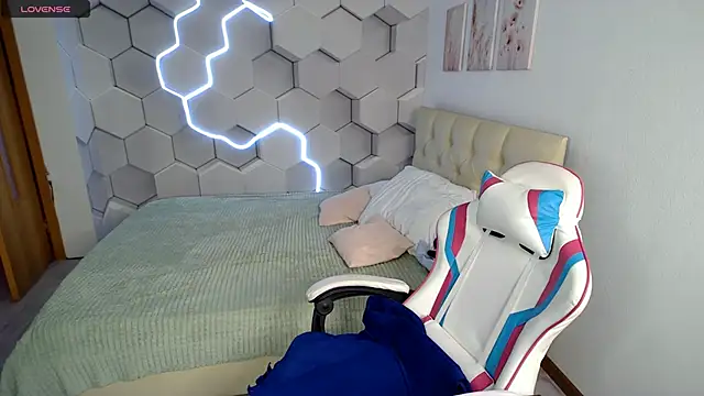 aliicemeow online show from March 26, 2026, 9:51 am