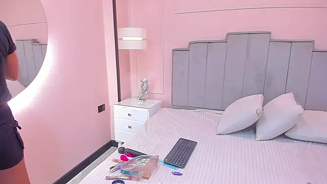 gabriela lux online show from October 16, 2025, 1:08 pm