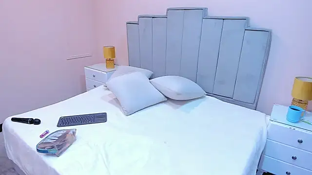 gabriela lux online show from September 24, 2025, 11:50 am