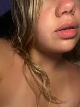 Snapshot of MissCat_ chatting on October 19, 2025, 4:04 am MissCat online show from October 19, 2025, 4:04 am