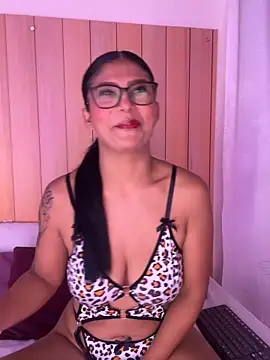 daphnevans online show from October 18, 2025, 3:52 am