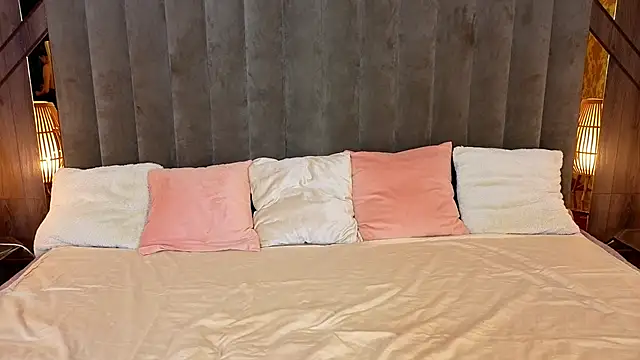 Snapshot of Neyla_Charm chatting on September 18, 2025, 5:43 am Neyla Charm online show from September 18, 2025, 5:43 am