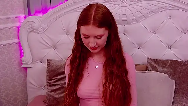 Snapshot of SaraMoor chatting on October 6, 2025, 6:19 pm SaraMoor online show from October 6, 2025, 6:19 pm