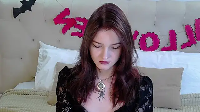 Snapshot of MichelleRoux chatting on October 31, 2025, 1:19 pm MichelleRoux online show from October 31, 2025, 1:19 pm