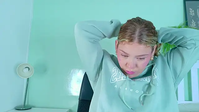 Snapshot of BelaMiller_ chatting on October 22, 2025, 11:42 am BelaMiller  online show from October 22, 2025, 11:42 am