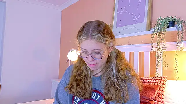 Snapshot of BelaMiller_ chatting on October 2, 2025, 11:35 am BelaMiller  online show from October 2, 2025, 11:35 am