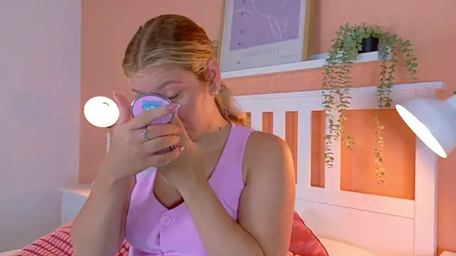 Snapshot of BelaMiller_ chatting on September 26, 2025, 11:28 am BelaMiller  online show from September 26, 2025, 11:28 am