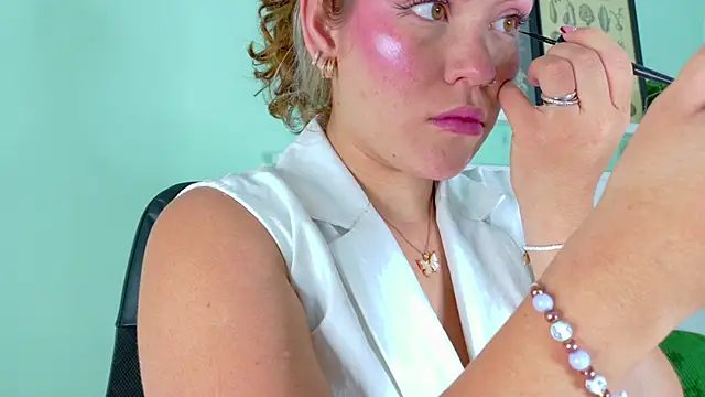 Snapshot of BelaMiller_ chatting on October 24, 2025, 11:53 am BelaMiller  online show from October 24, 2025, 11:53 am