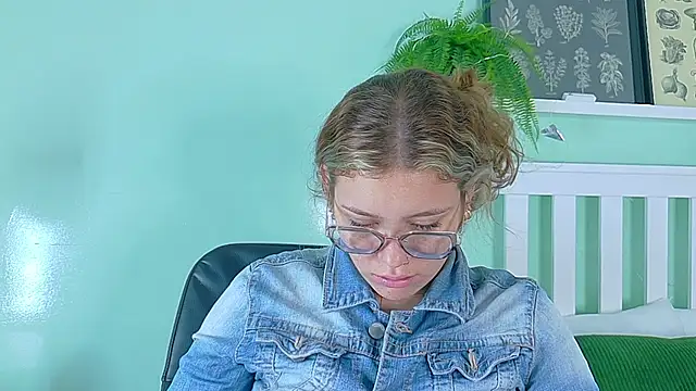 Snapshot of BelaMiller_ chatting on October 9, 2025, 11:44 am BelaMiller  online show from October 9, 2025, 11:44 am