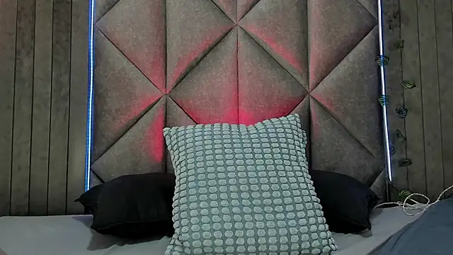 TiffValentinee  online show from October 1, 2025, 7:40 pm