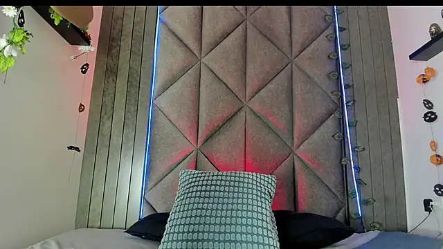 TiffValentinee  online show from October 24, 2025, 7:35 pm