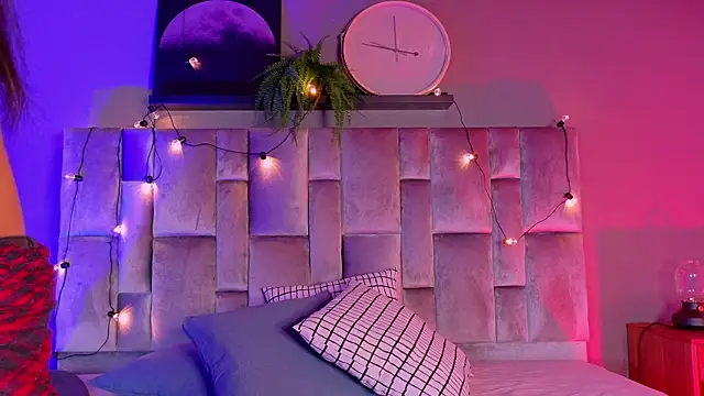 TiffValentinee  online show from October 18, 2025, 3:19 am