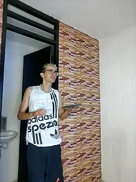 Snapshot of moorejhosua chatting on October 27, 2025, 12:28 pm moorejhosua online show from October 27, 2025, 12:28 pm